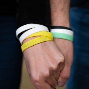 Ühevärviline randmepael personaalse tekstiga täiskasvanule